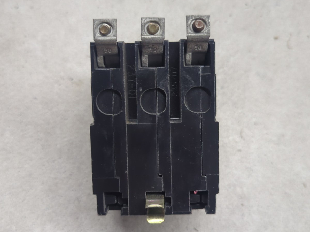 Square D QOB330 30A 3-Pole 240V Bolt-On Circuit Breaker – Used