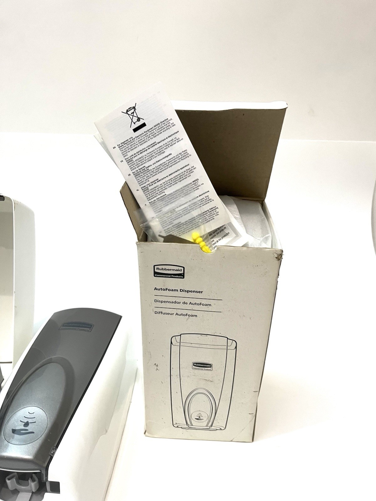 Rubbermaid Commercial AutoFoam Touch-Free Dispenser 1100 mL