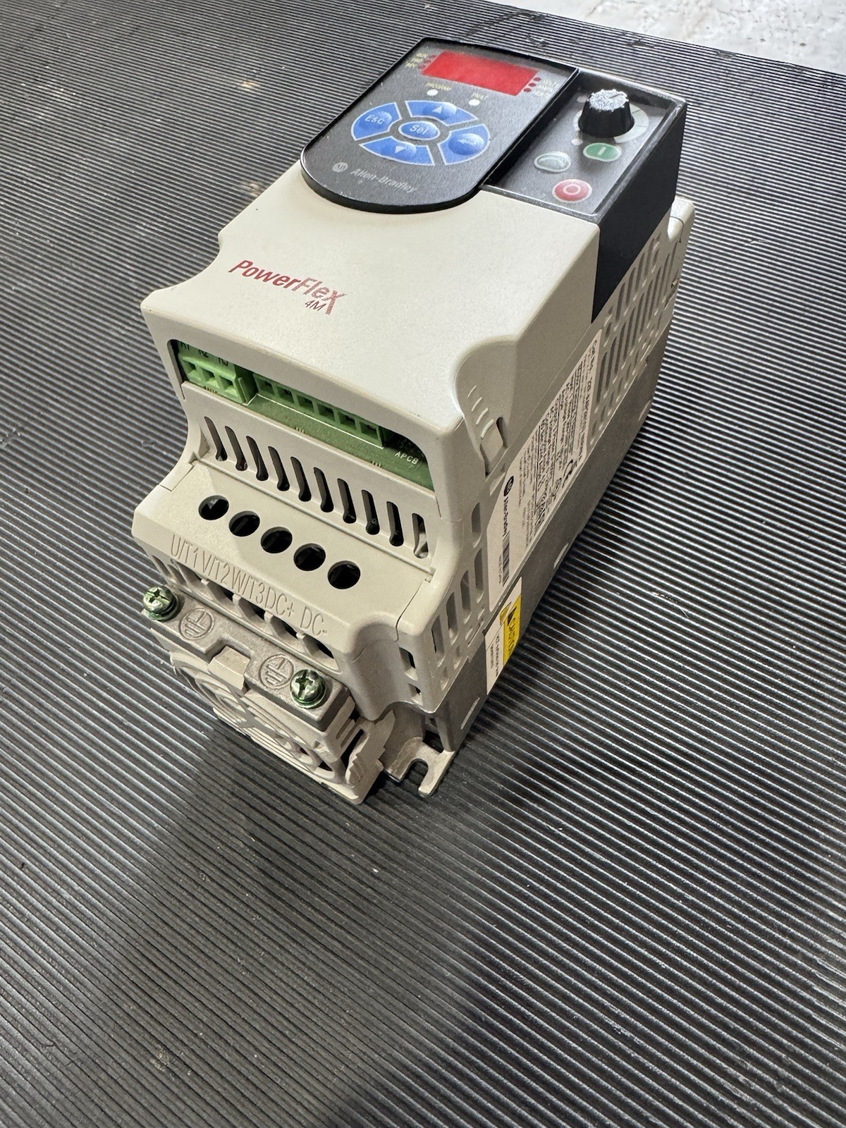 ALLEN-BRADLEY POWERFLEX 4M AC DRIVE 22F-A4P2N103 SER. A 1.0HP 0.75KW 1Ph