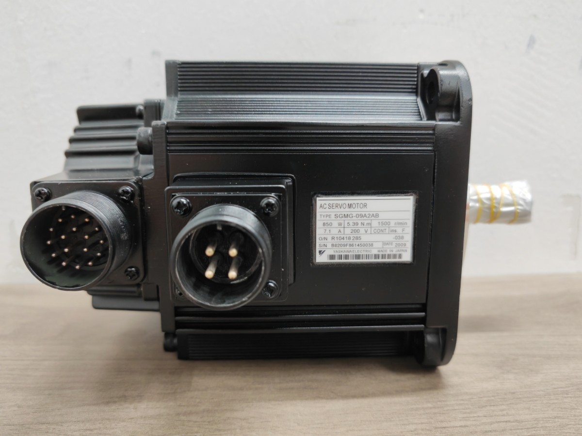 NEW YASKAWA SGMG-09A2AB Servo Motor