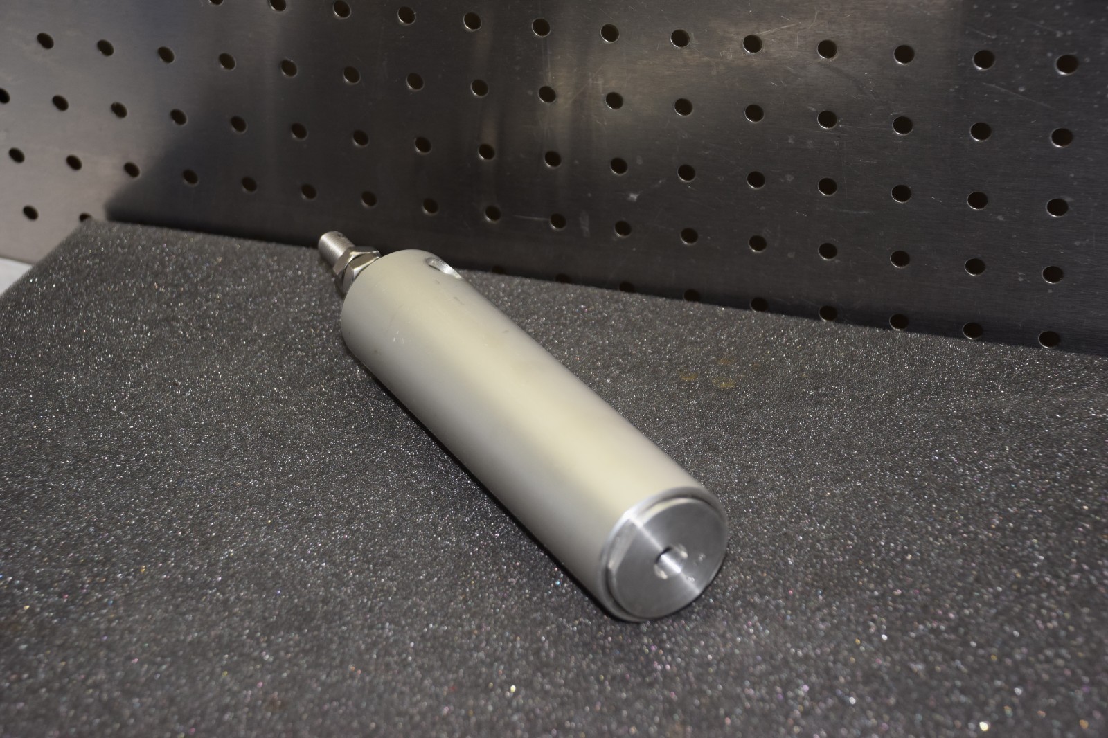 PNEUMATIC CYLINDER 7/16″ SHAFT 4″ STROKE 1-3/4″ BODY NO NAME NEW
