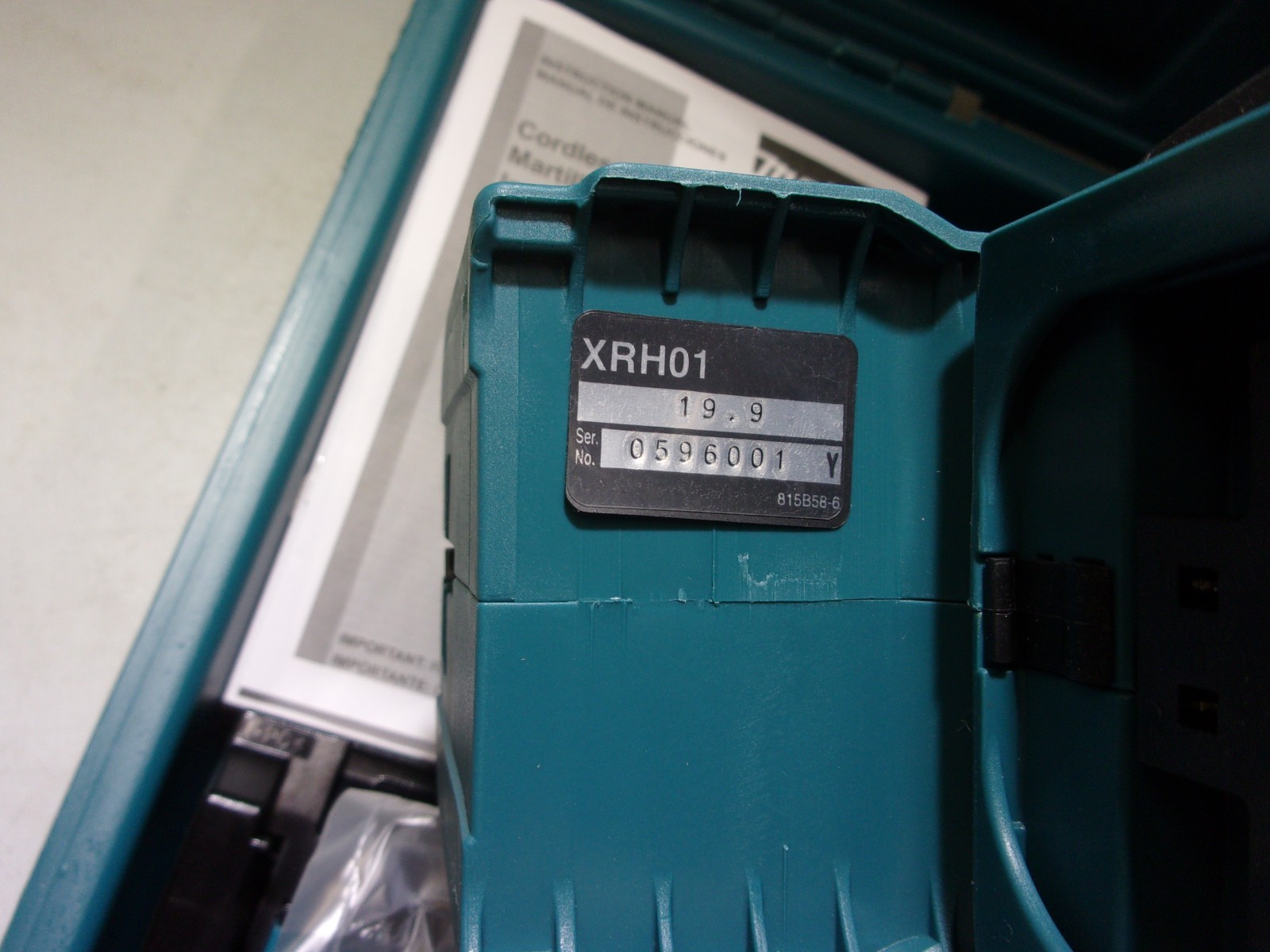 MAKITA 18V COMBINATION HAMMER DRILL W/ 2-5AH BATTERIES/CASE/CHRGR # XRH01T ..