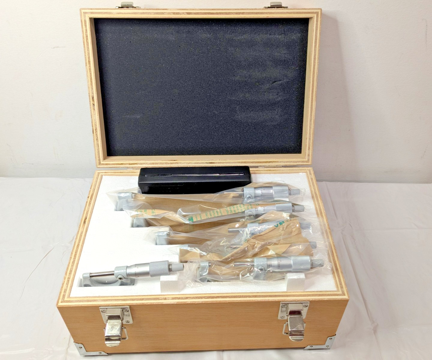 Mitutoyo Outside Micrometer Set w/Sandards 0 – 6" Range OMST-6" 103-90