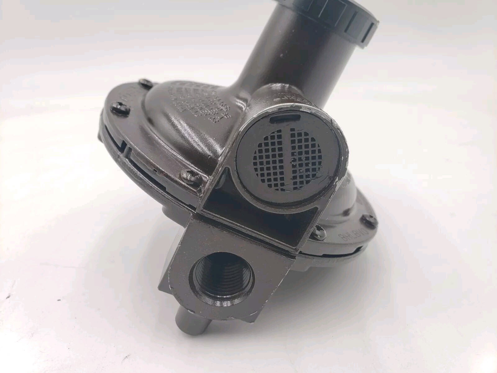 LB White Propane Regulator LP 11″ WC 2nd Stage Vent Over Outlet 550-06553 3/4″