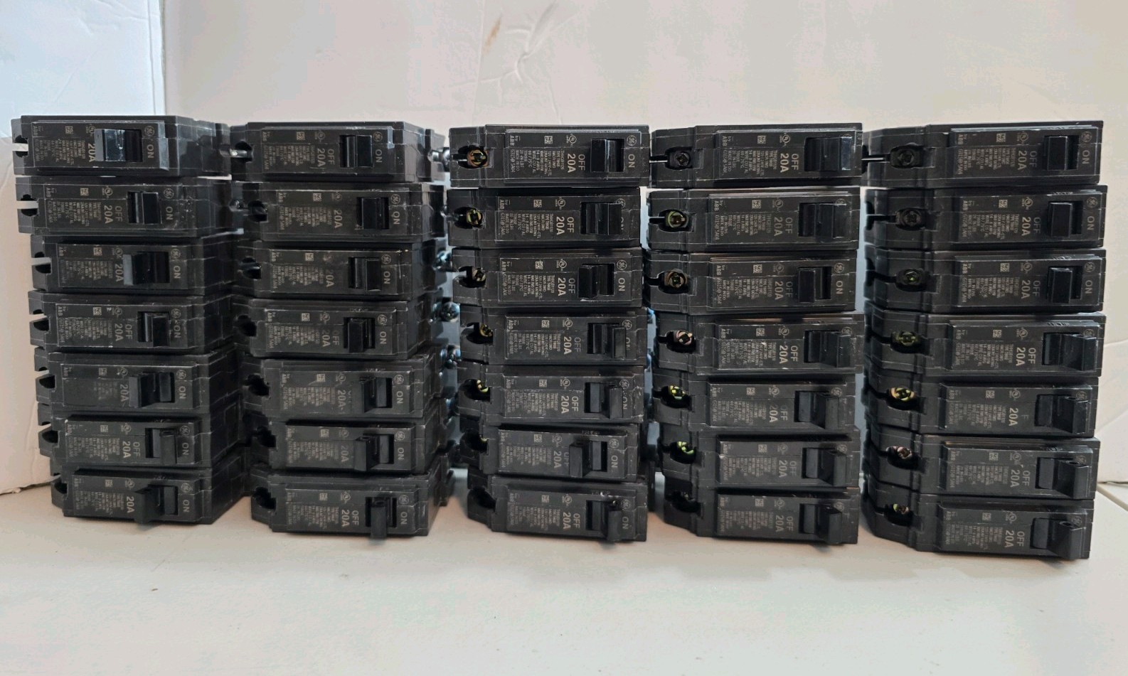 NEW GE THHQB1120 Circuit Breaker Bolt-On Line 120/240 Volt AC **Lot of 35**
