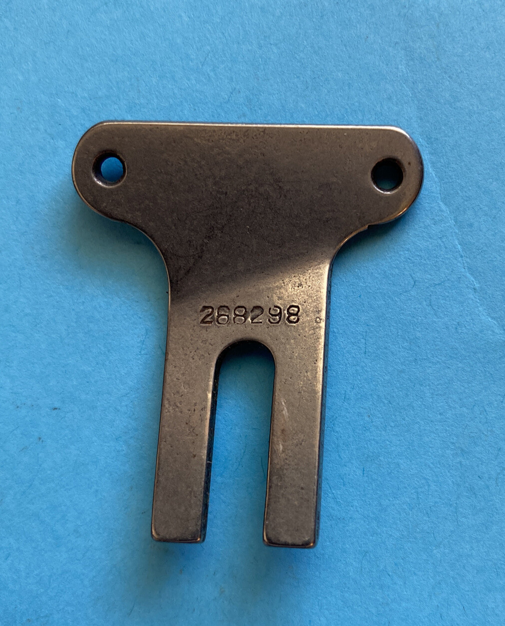 *NOS* 268298-SINGER-GUIDE FORK- FOR SEWING MACHINE *FREE SHIPPING*