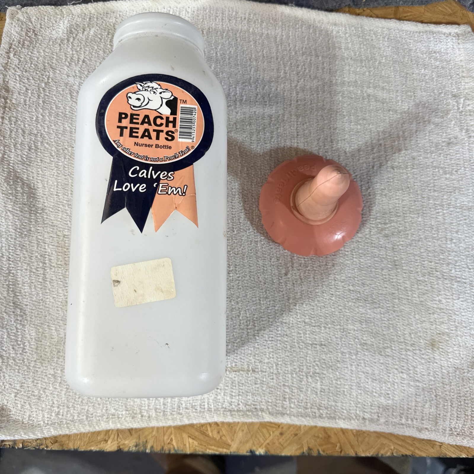 Peach Teats 2 Qt Calf Bottle Feeder with Peach Teat Nipple Never Used. 3 Pint