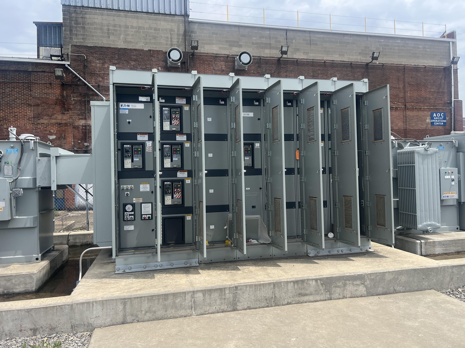 Eaton Magnum DS 3200A 480V LV Switchgear Outdoor 7 Section & Main