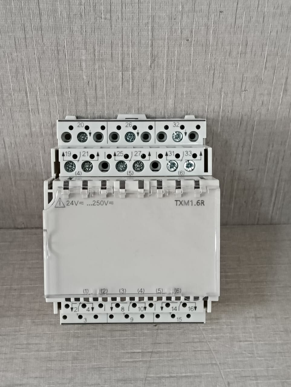 SIEMENS TXM1.6R 6 RELAY OUTPUT MODULE 553-141 REV CA- NEW WITH OLD STOCK BOX