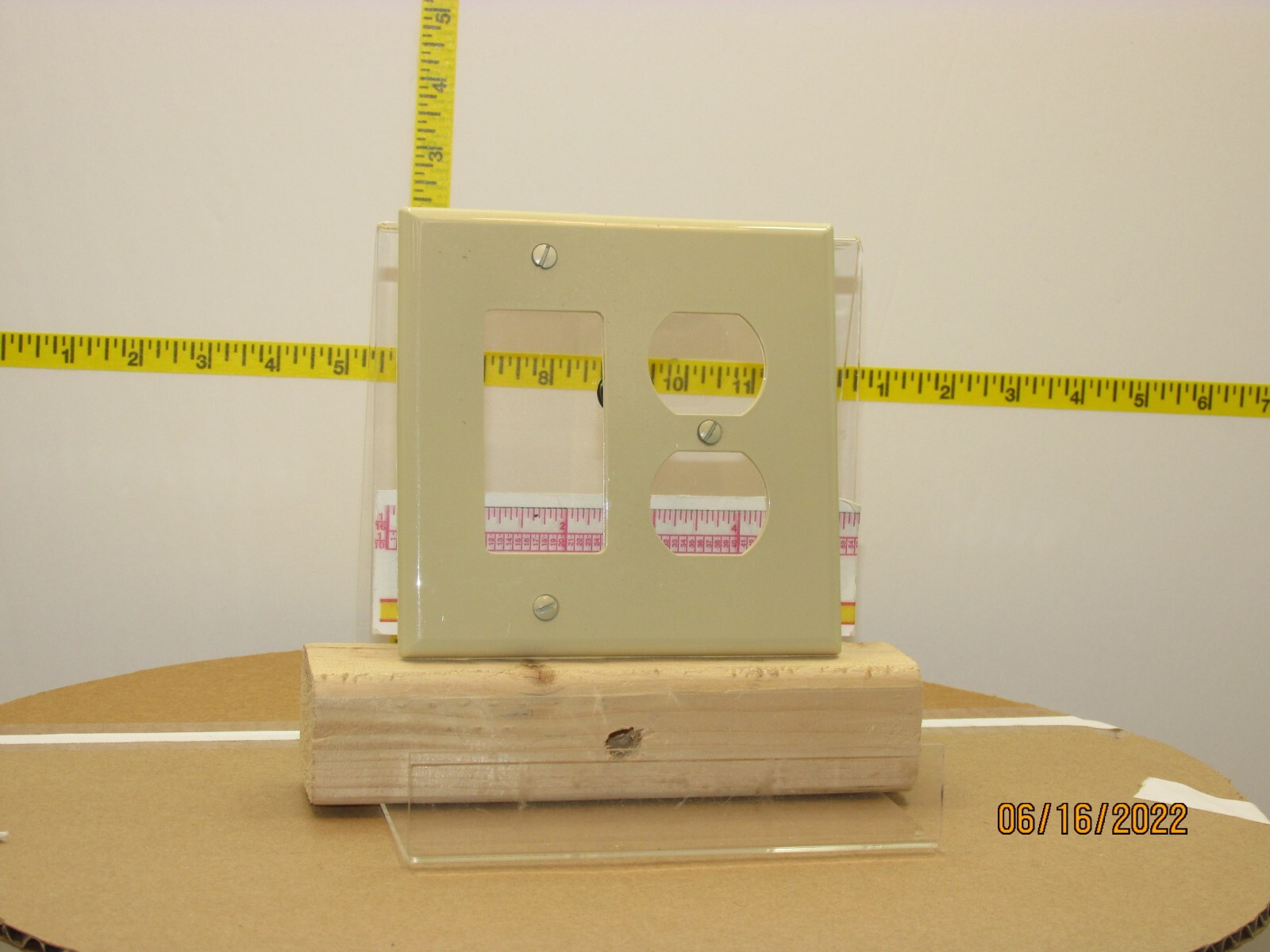 The listing is for: Leviton Ivory Unbreakable 2G 1DECO 1DUP NYLON-1Pk.
