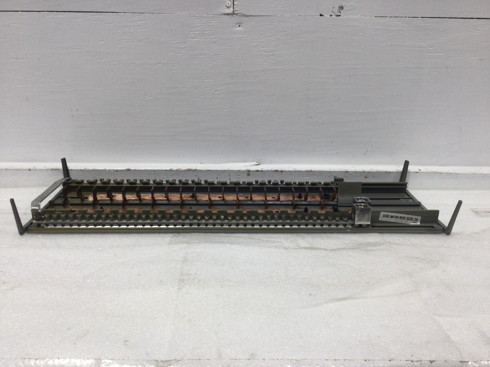 Siemens G4040MB1200CU 200 Amp 40 Space Copper Buss Load Center Guts Only 9″X27″