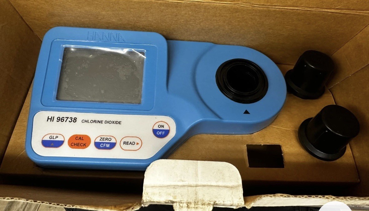 Hanna Instruments HI96738 Portable Digital Photometer w/ 2 Cuvettes Tested