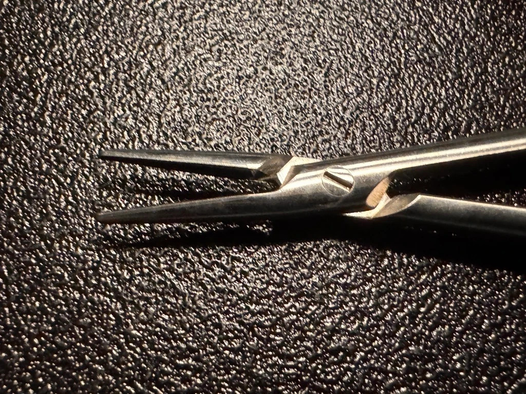 Aesculap BM005R Durogrip Castroviejo Micro Needle Holder – TC, 8.5″ Locking