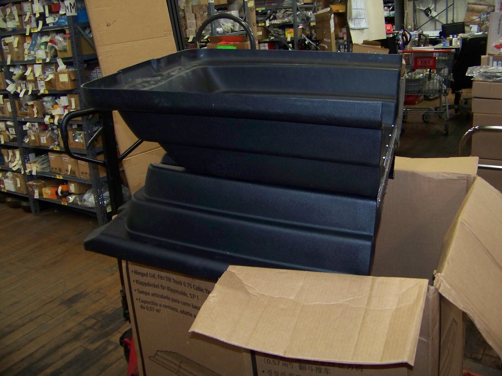 Rubbermaid Hinged Lid Fits Tilt Truck 0.75 Cu. Yard FG102800BLA New