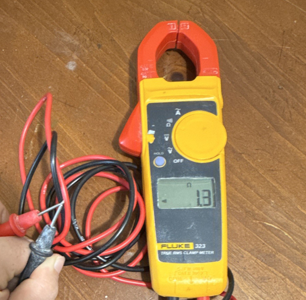 Fluke 323 True RMS Clamp Meter CAT III 400A 600V Digital w/ Test Leads