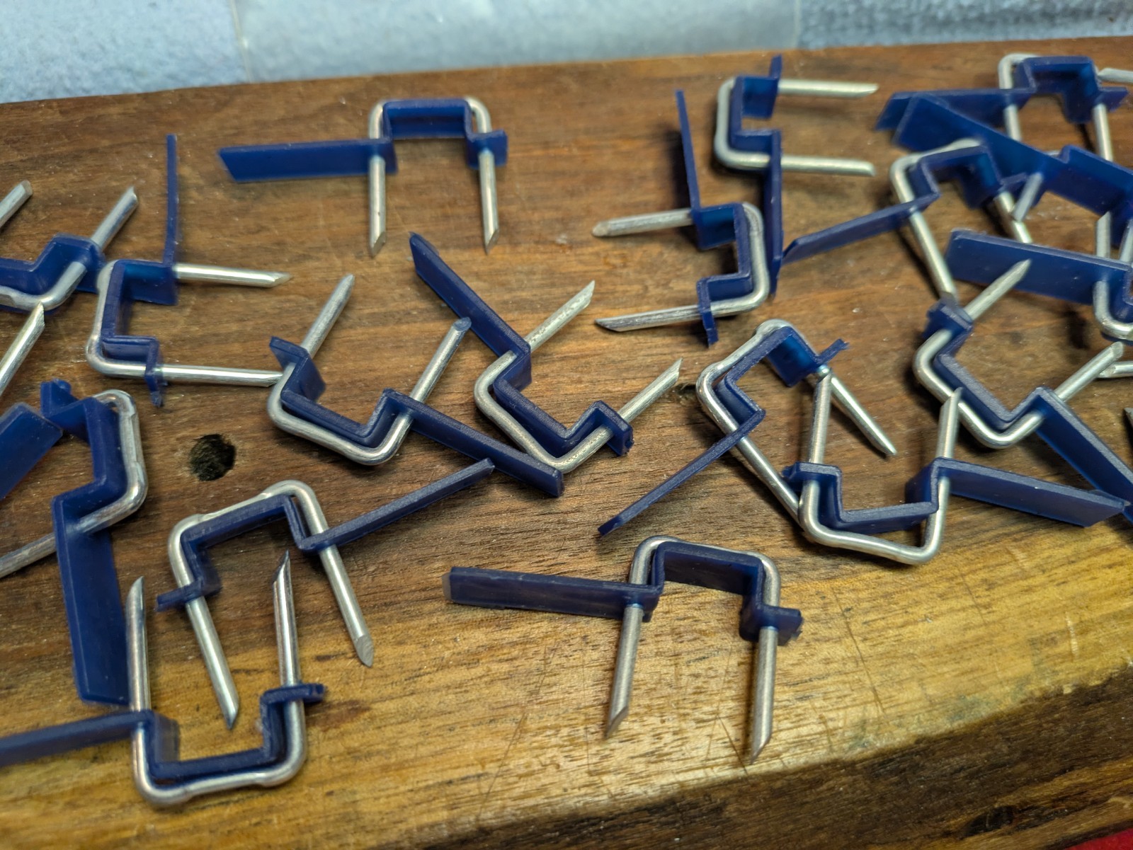 (50) EZ Cable Staples Insulated 5/8″ X 1″ NOS Easy To Use!