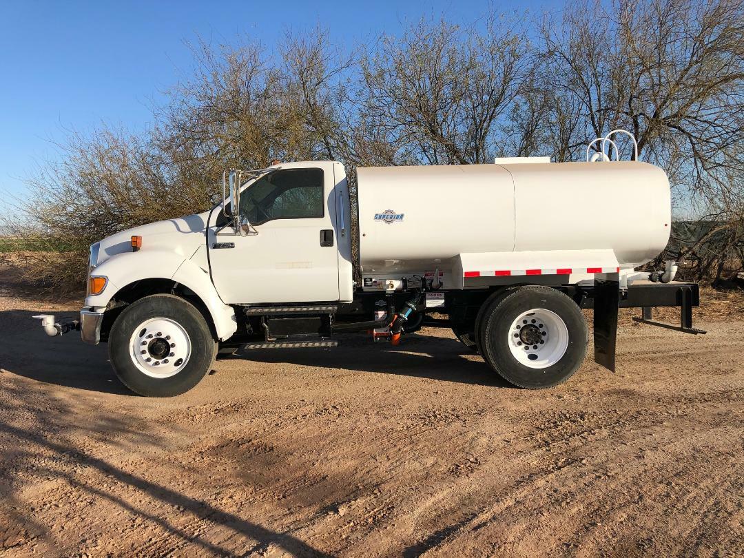 New 2,000 gallon TANK KIT with 6 sprays (2)- front (2) -rear (2)- side, pump