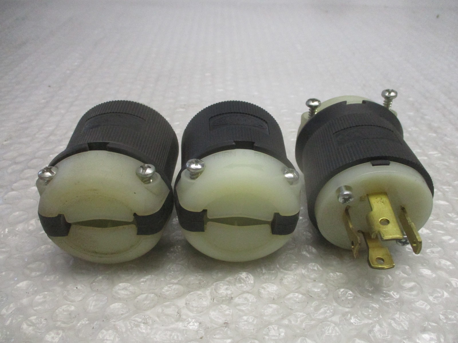 HUBBELL HBL2731 PLUG LOT OF 3 NSNP