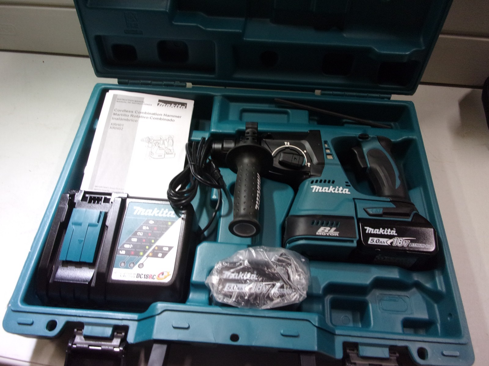 MAKITA 18V COMBINATION HAMMER DRILL W/ 2-5AH BATTERIES/CASE/CHRGR # XRH01T ..