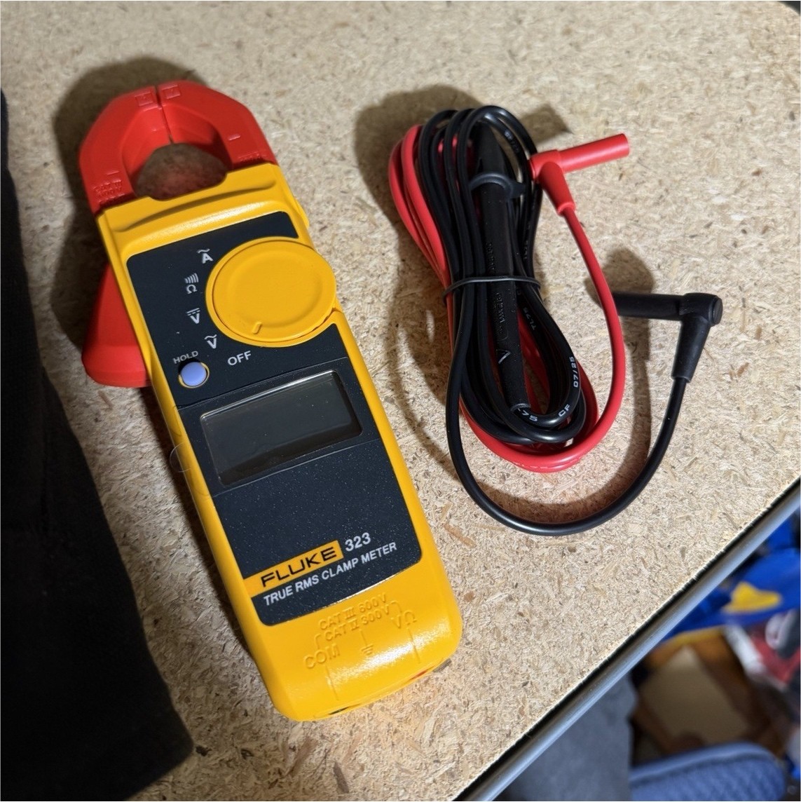 Fluke 323 True RMS Clamp Meter CAT III 600V 400A w/ Leads & Case