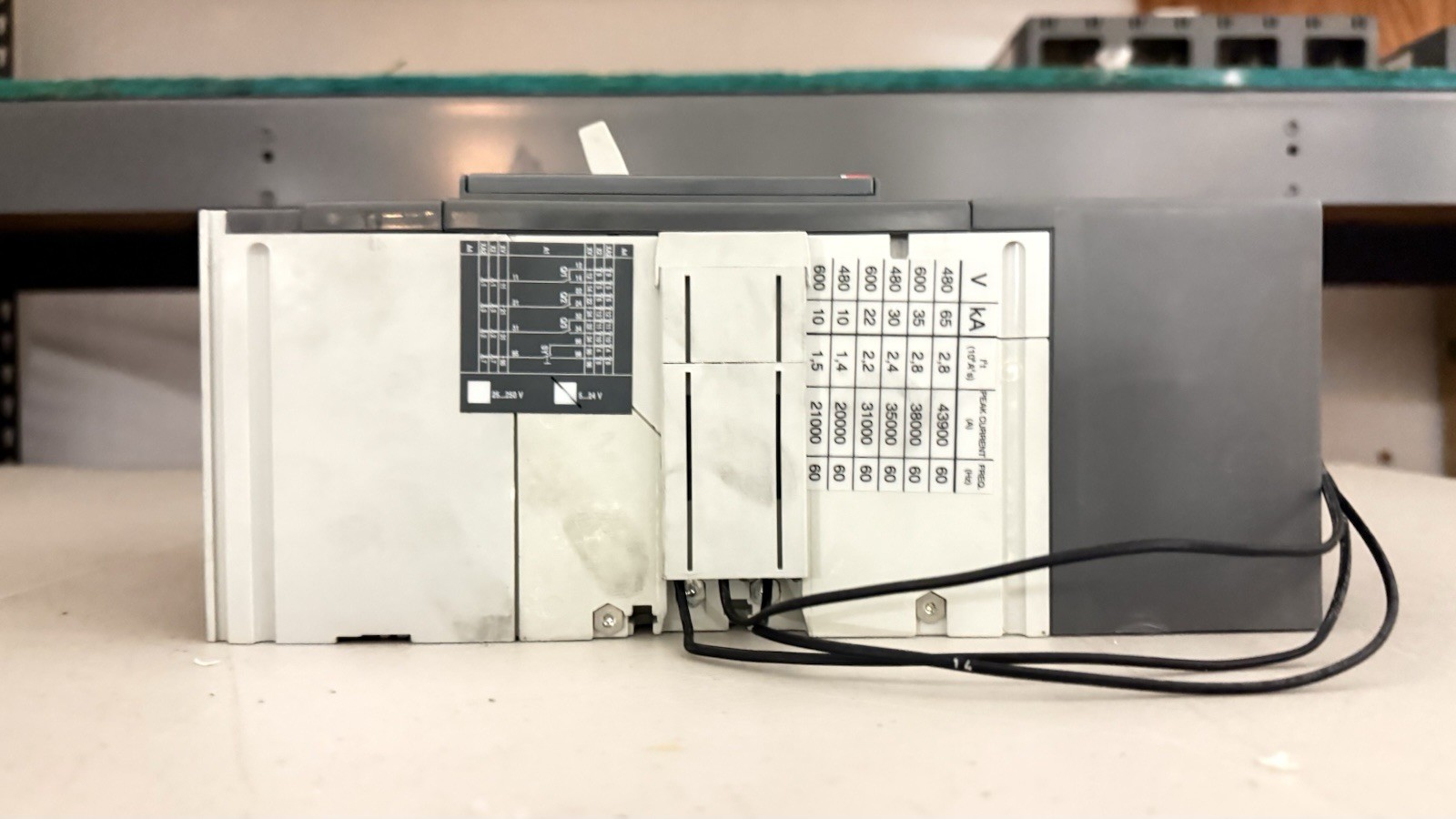 ABB SACE Tmax TSH 400 400A 3-Pole AC 301-350V Bolt-On On/Off Breaker