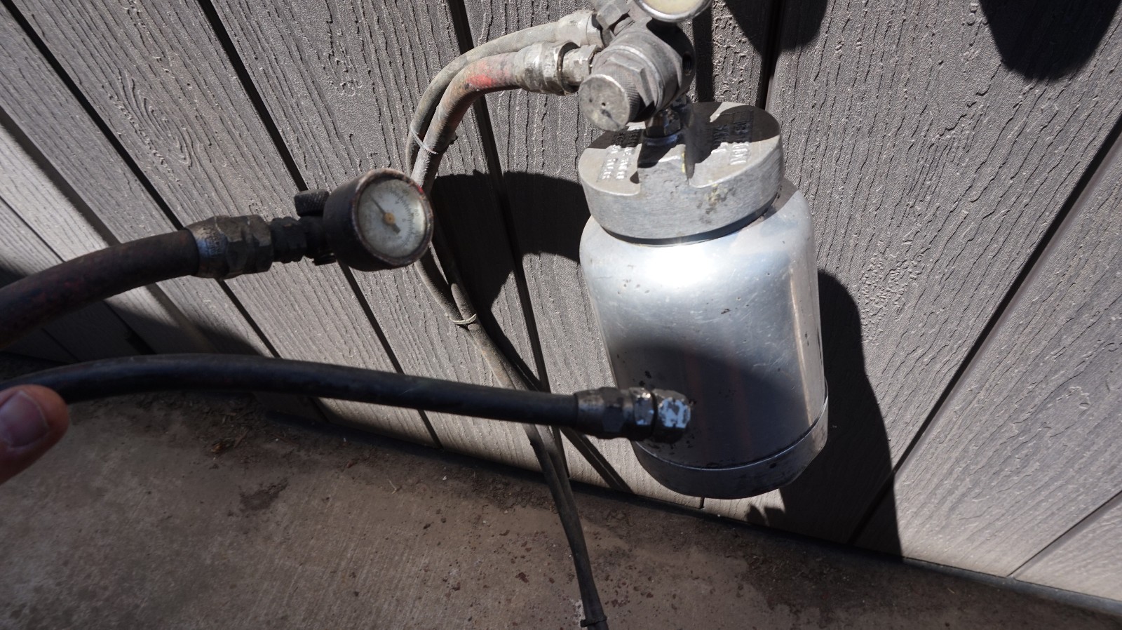 Binks Model 80 228 2 Quart Pressure Pot With Hoses, Regulator & Gauge Untested.