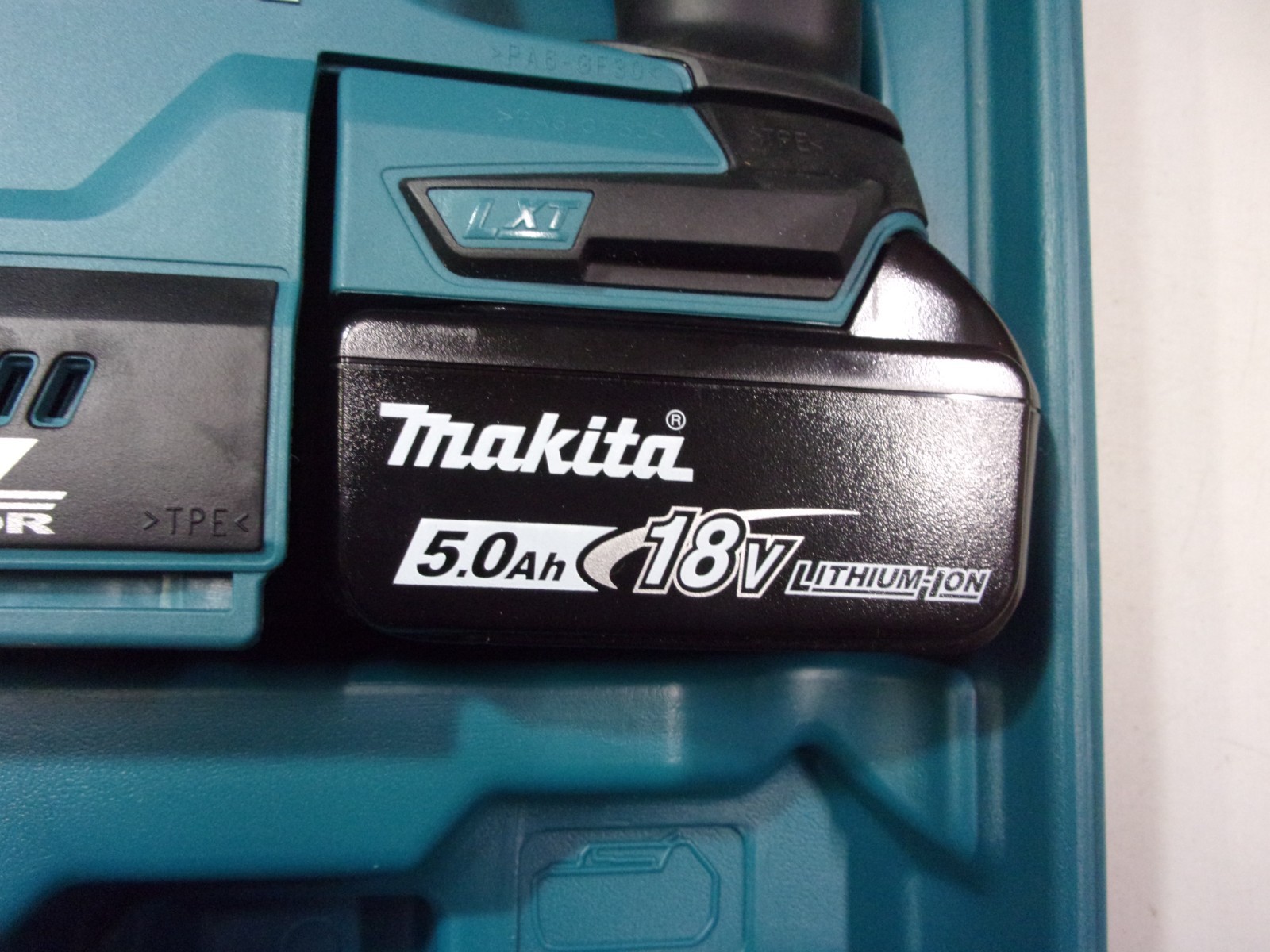 MAKITA 18V COMBINATION HAMMER DRILL W/ 2-5AH BATTERIES/CASE/CHRGR # XRH01T ..