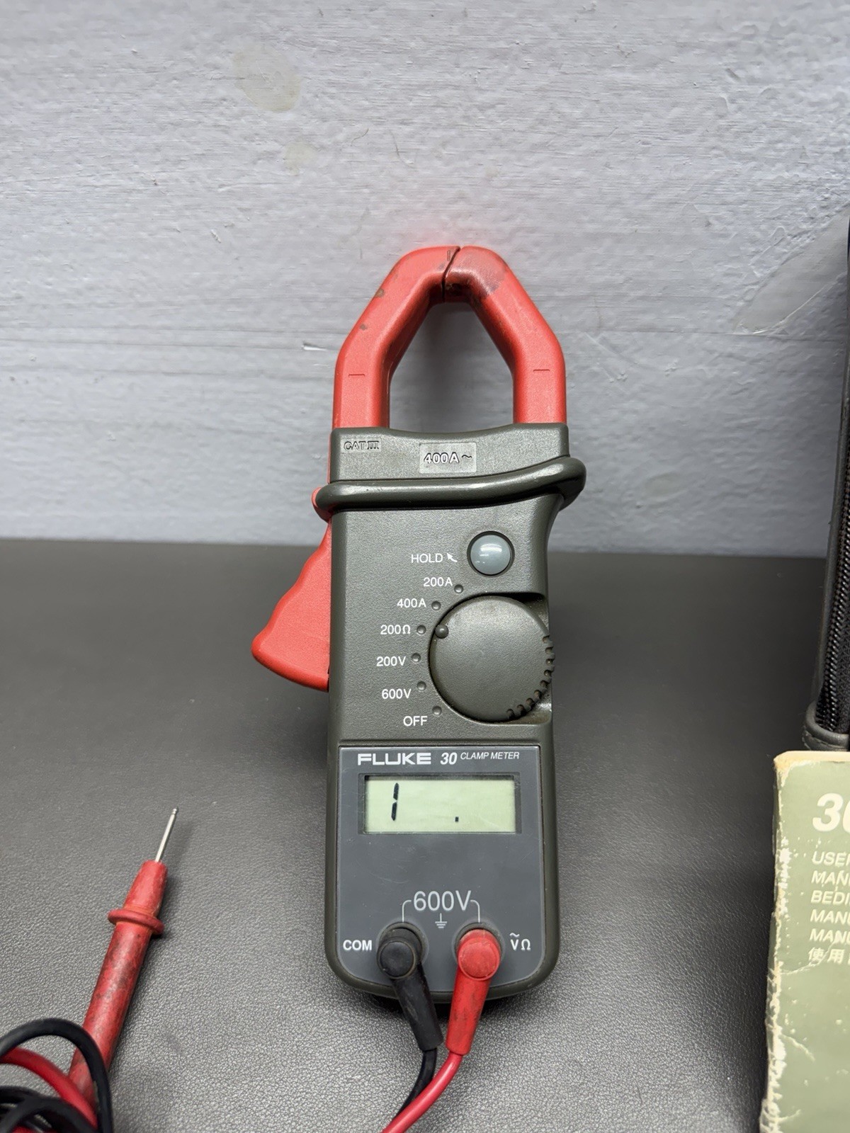 Fluke 30 Clamp Meter 600V 400A Digital Multimeter w/ Case & Leads WORKING