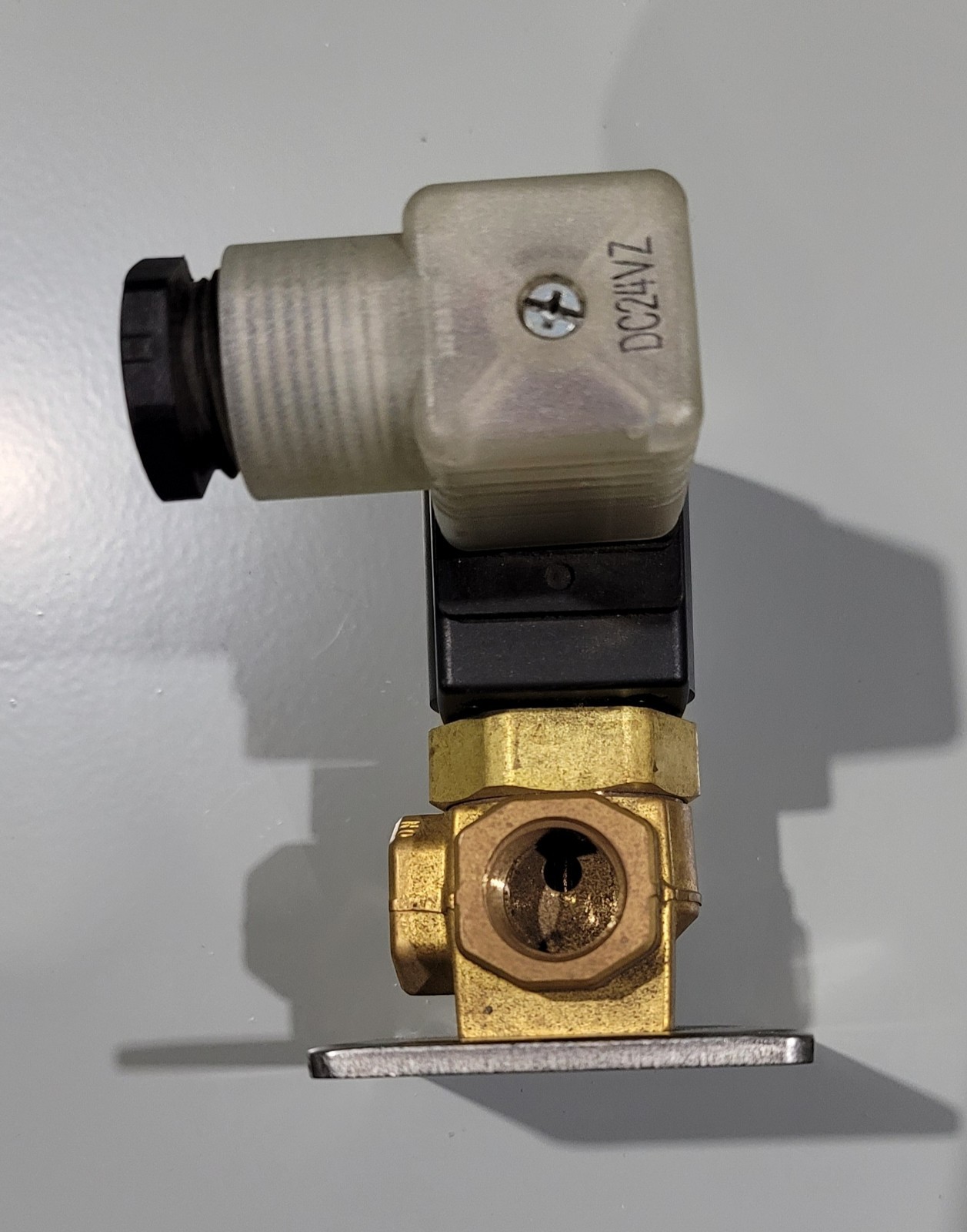 SMC VX3240-03N-5DZ1-B Solenoid Valve 0.3 MPa Air/Water, 1/4″ NPT, 24v DC Coil
