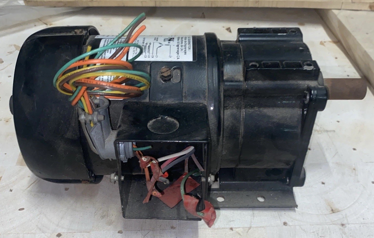 DAYTON 4ZJ52 AC Gearmotor Single Output Shaft 61 Rpm 244″-lb Torque