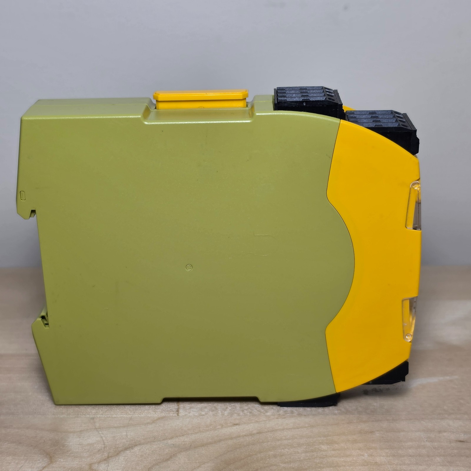 Pilz 751104 PNOZ s4 C 24VDC 3NO 1NC PNOZsigma Safety Relay