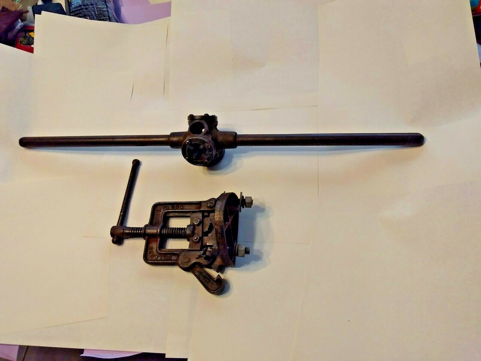 HOLLANDS 399B Pipe Vise (Bench) & Toledo Pipe Threader No. 30, 3/8″, 1/2″, 3/4