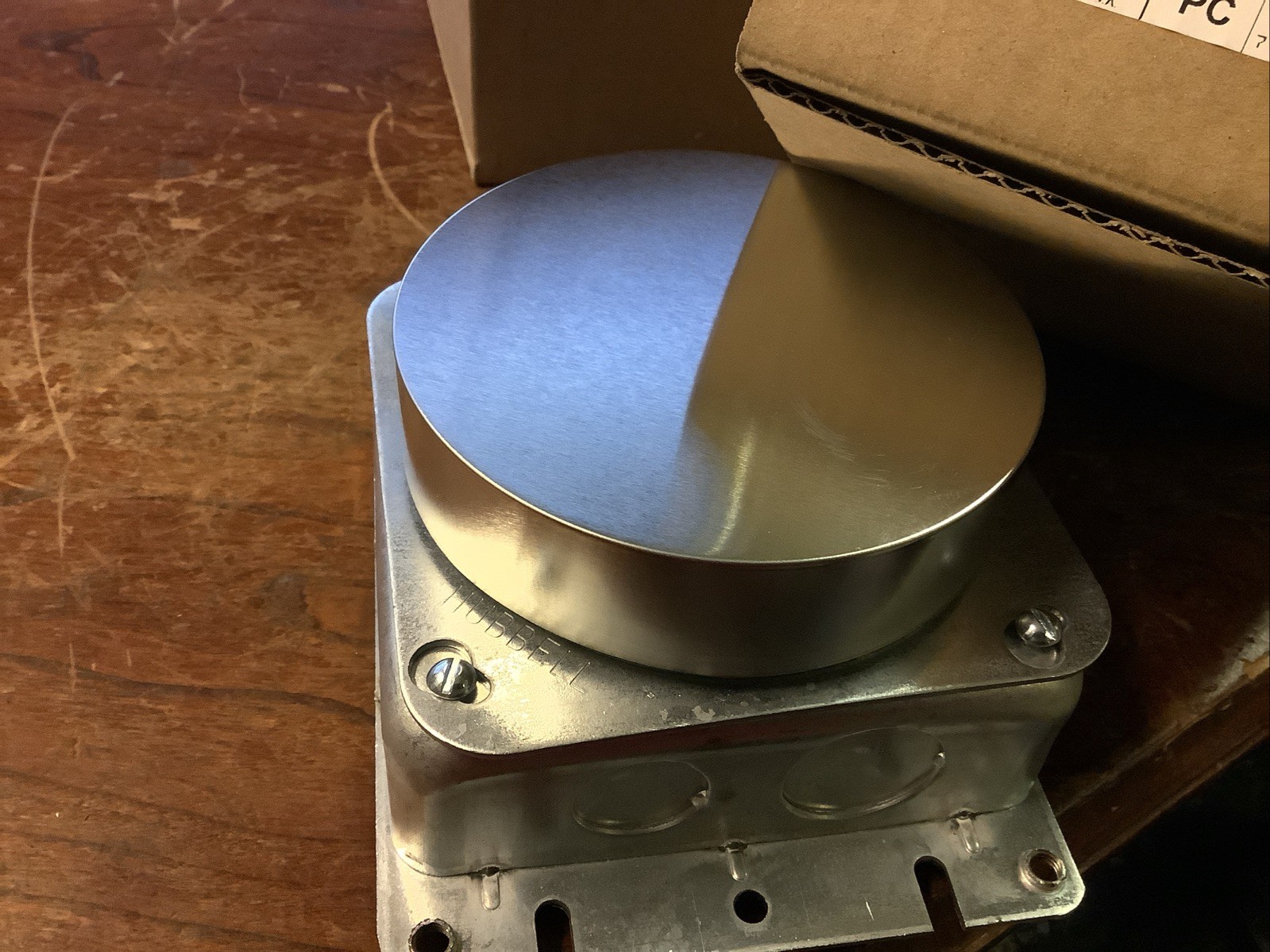 Hubbell B2529 Brass Stamped steel round Floor Plate One gang (new)