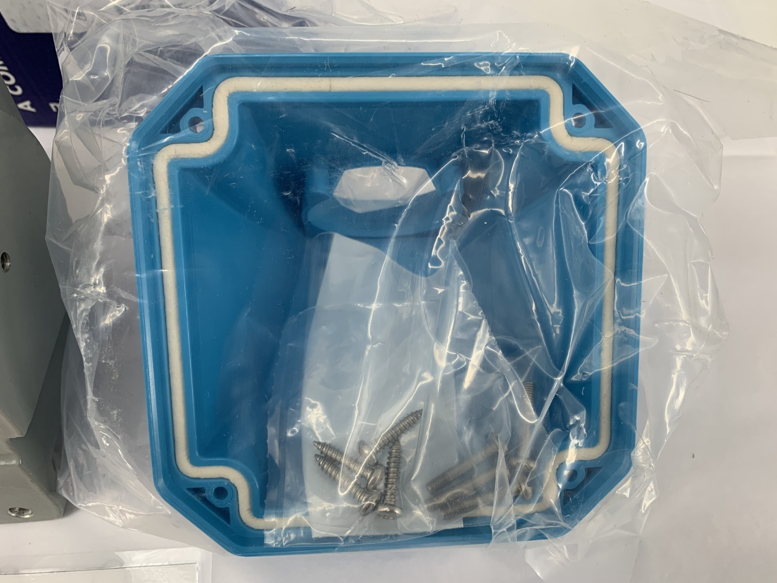Meltric 711C7N10 70-Degree Blue Polyester Poly Box Angle Adapter Size 1 1″ NPT