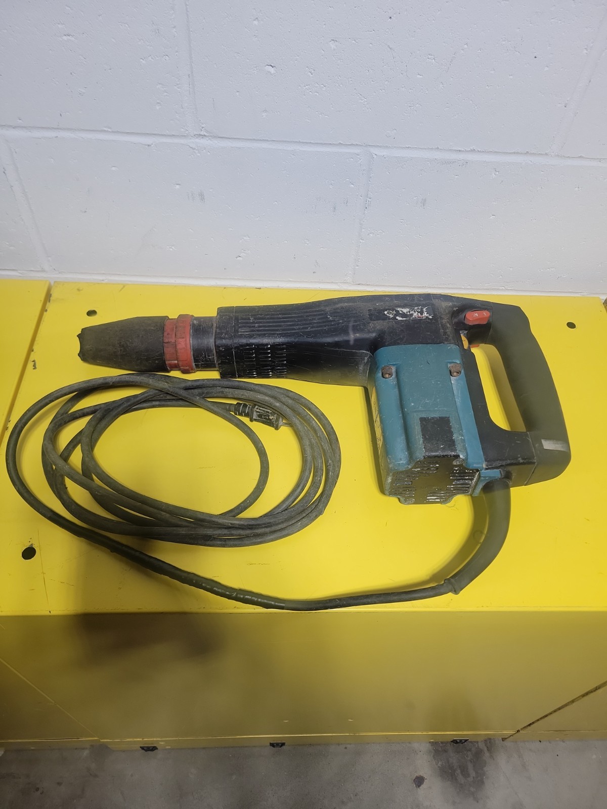 Makita HM1100C Corded Electric Demolition Jack Hammer Breaker Chip Gun W/ Case