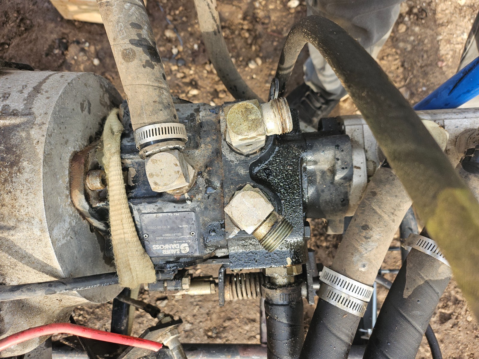 SkidSteer hydraulic pump. Danfoss/Sauer 4352078 (often listed as MPV035D)