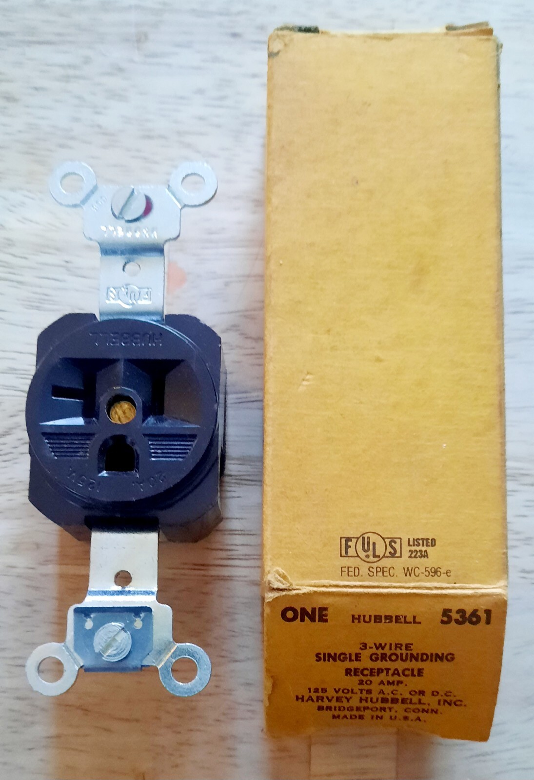 Harvey Hubble 3-wire Single Grounding Receptacle 20 Amp 125 Volts AC Or DC NOS
