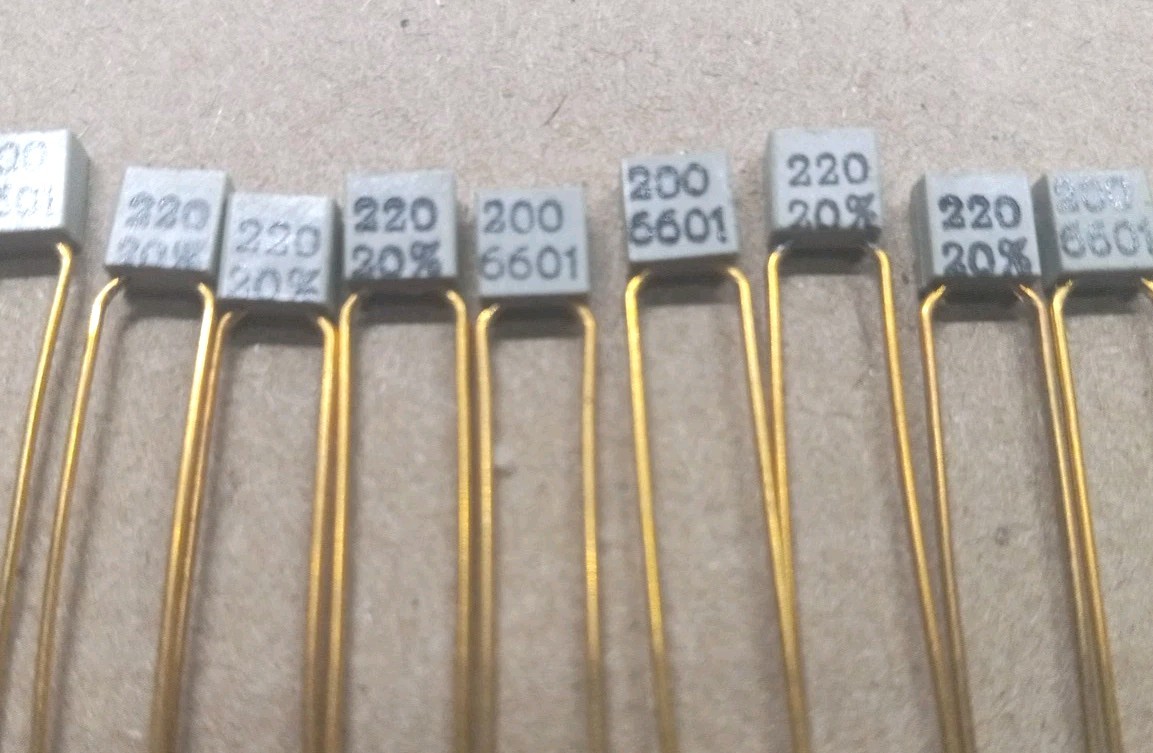 Vintage 15 pcs Poly Film Capacitors 220pf – 20% – 221 200V – Gold Plated Leads