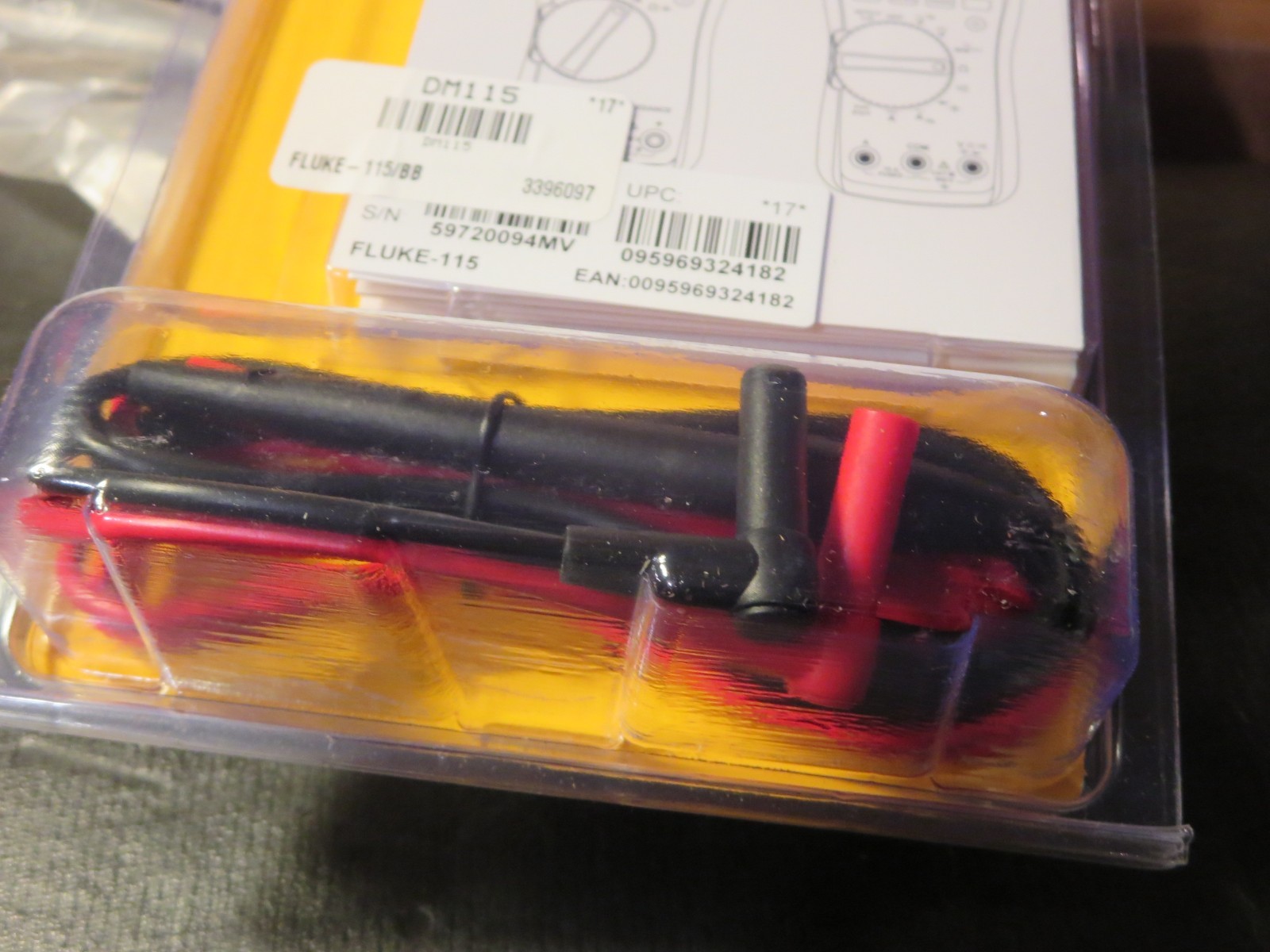 Fluke 115 Multimeter true rms new factory packaging with leads and paper work