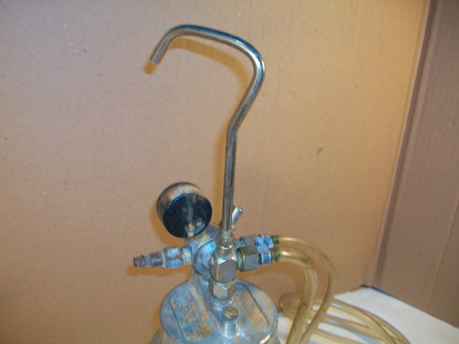 BINKS 2100 Spray Gun w/ Regulator & 2 Quart Pressure Pot & BBR Red Gun Untested