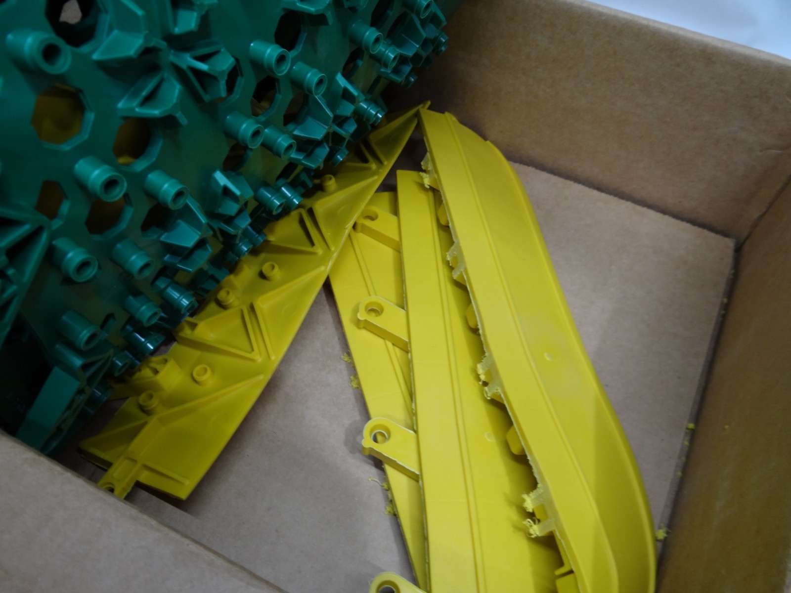Wearwell 546 Interlocking Drainage Mat Kit, Pvc, 30 In Long X 27 In Wide, 5/8