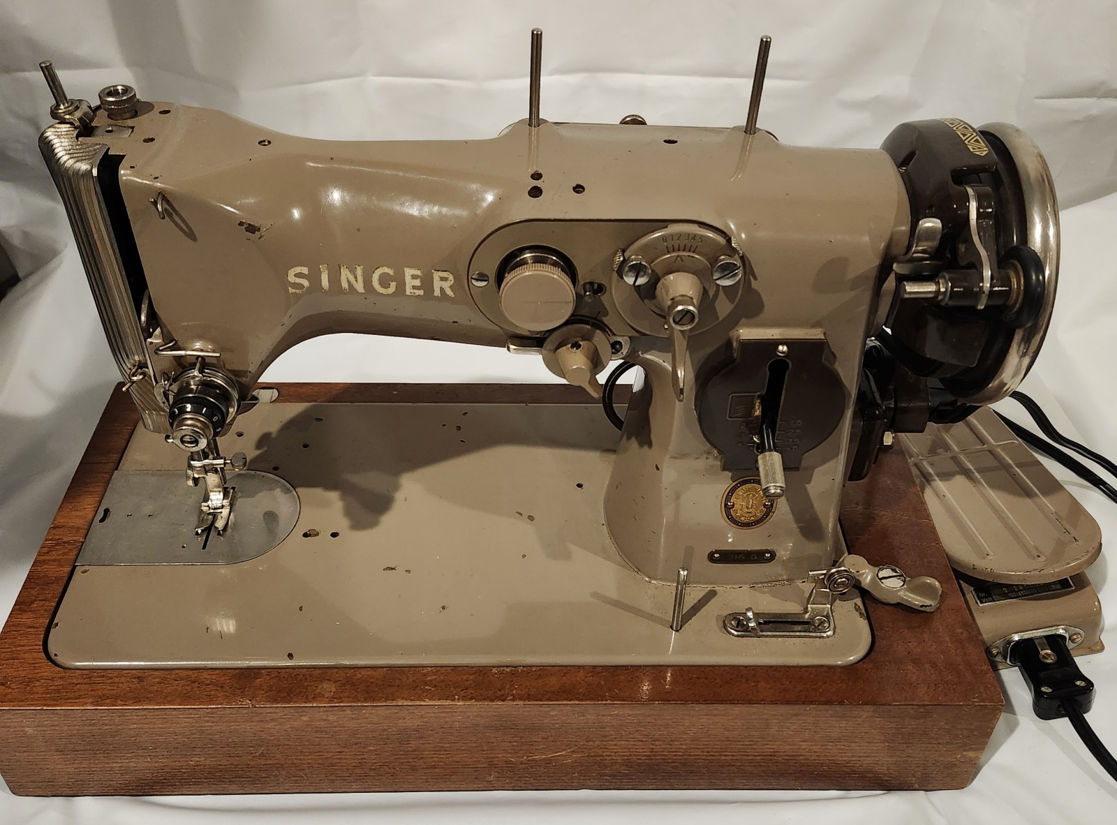 Singer 316G 316 G Zig Zag Sewing Machine Runs Great No Light