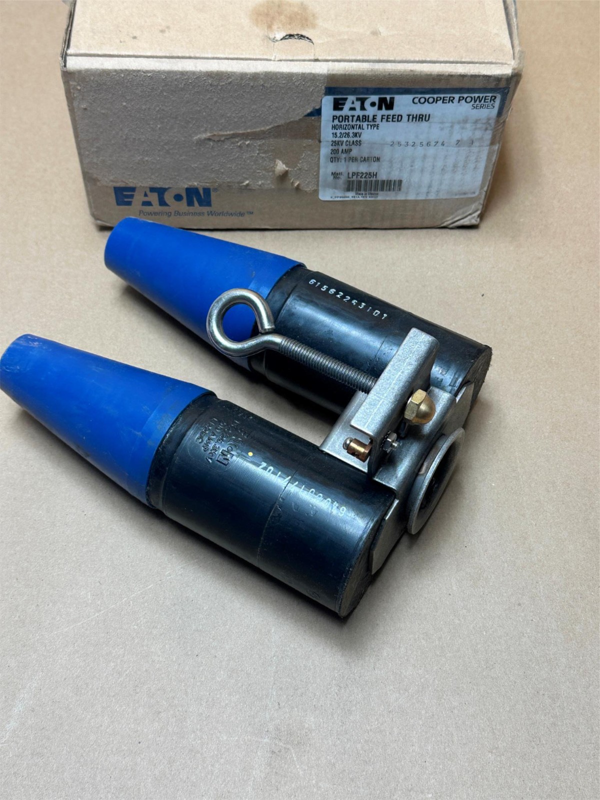 Eaton Cooper Power Series Portable Feed Thru Horizontal 15.2/26.3kV 200A 25kV CL