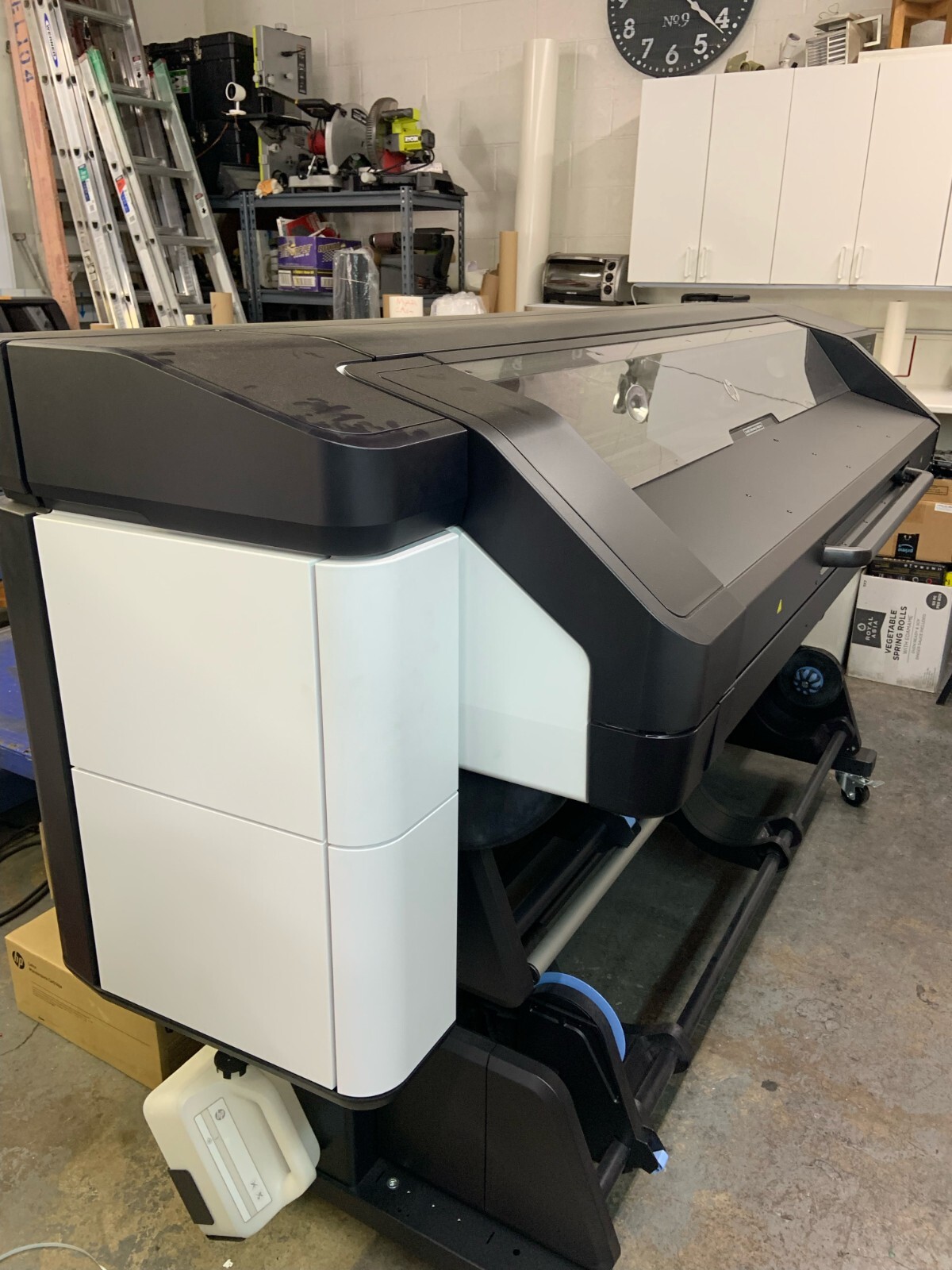 HP Latex 700W 64″ Printer. Still on first ink set. less than 100 cycles