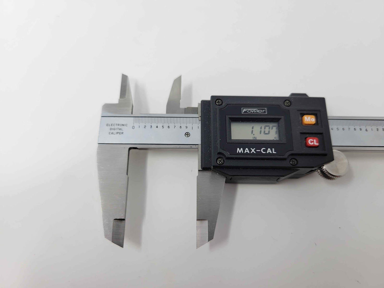 Fowler MAX-CAL Digital Caliper 0-6 in, 0.0005 in Resolution w/ Case
