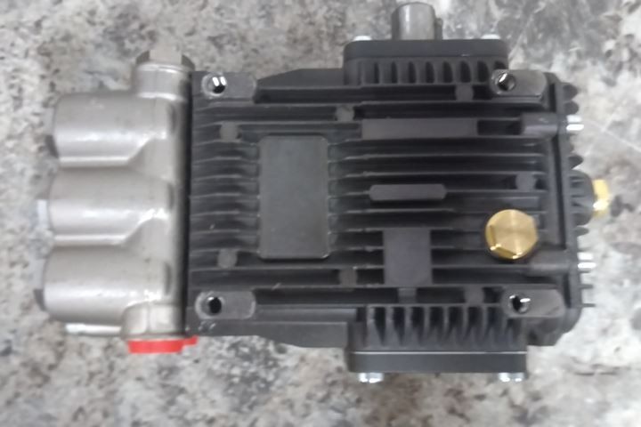 A.R. North America RKA4G40HN-PKG 4000 PSI 4 GPM 1750 RPM Triplex Plunger Pump