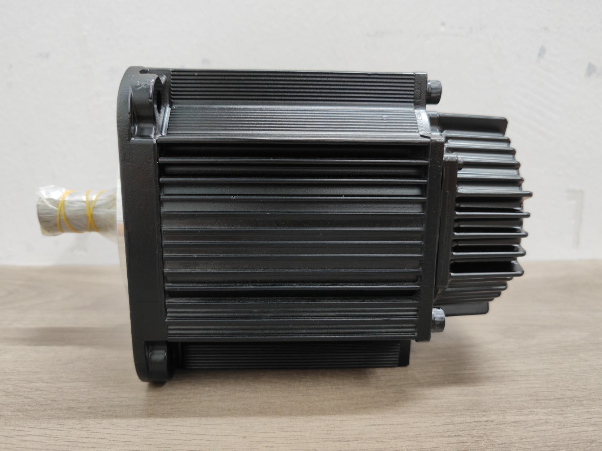 NEW YASKAWA SGMG-09A2AB Servo Motor