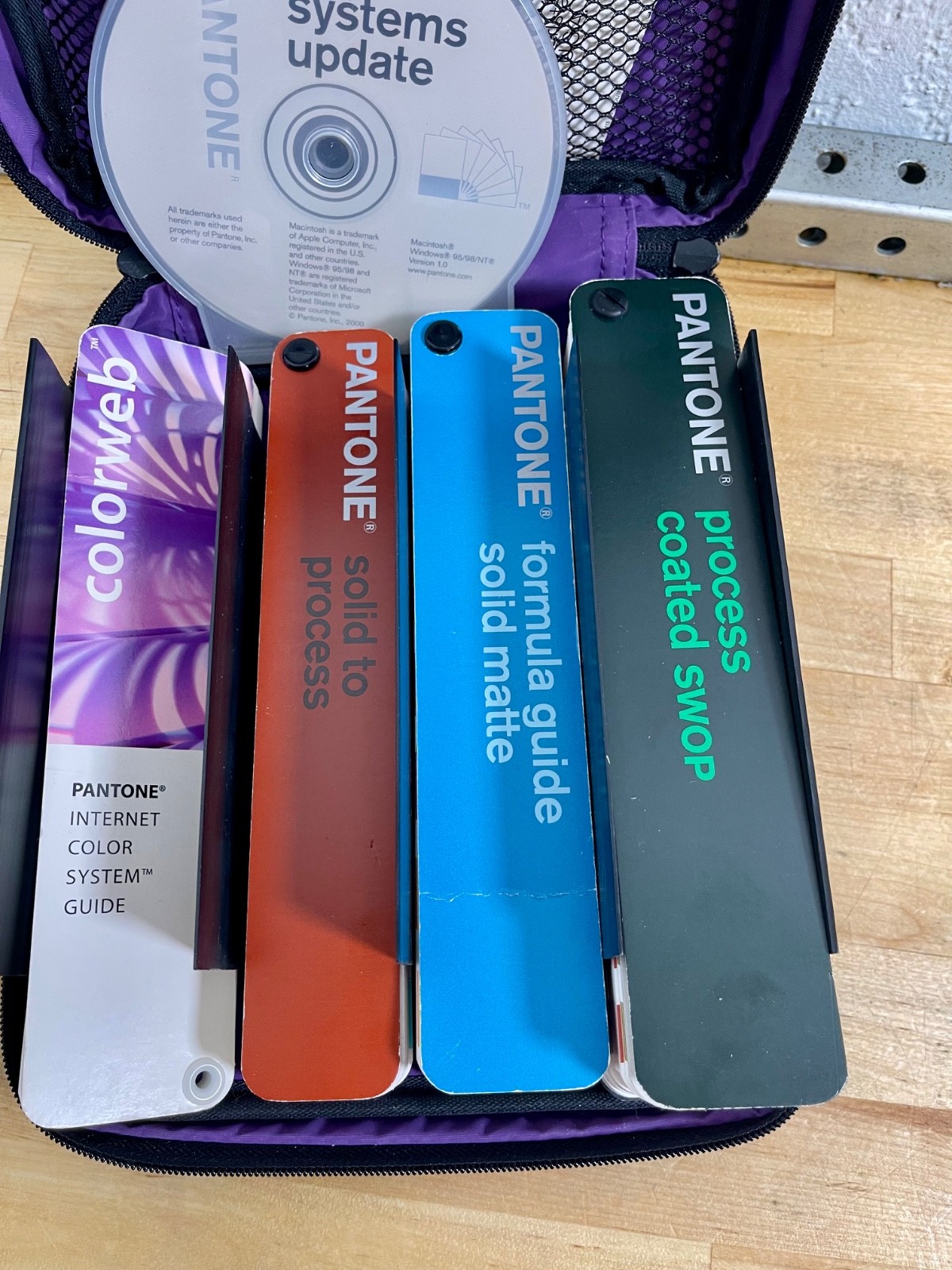 Pantone Ultimate Color Survival Guide Kit / includes 4 Color Guides w/ Software