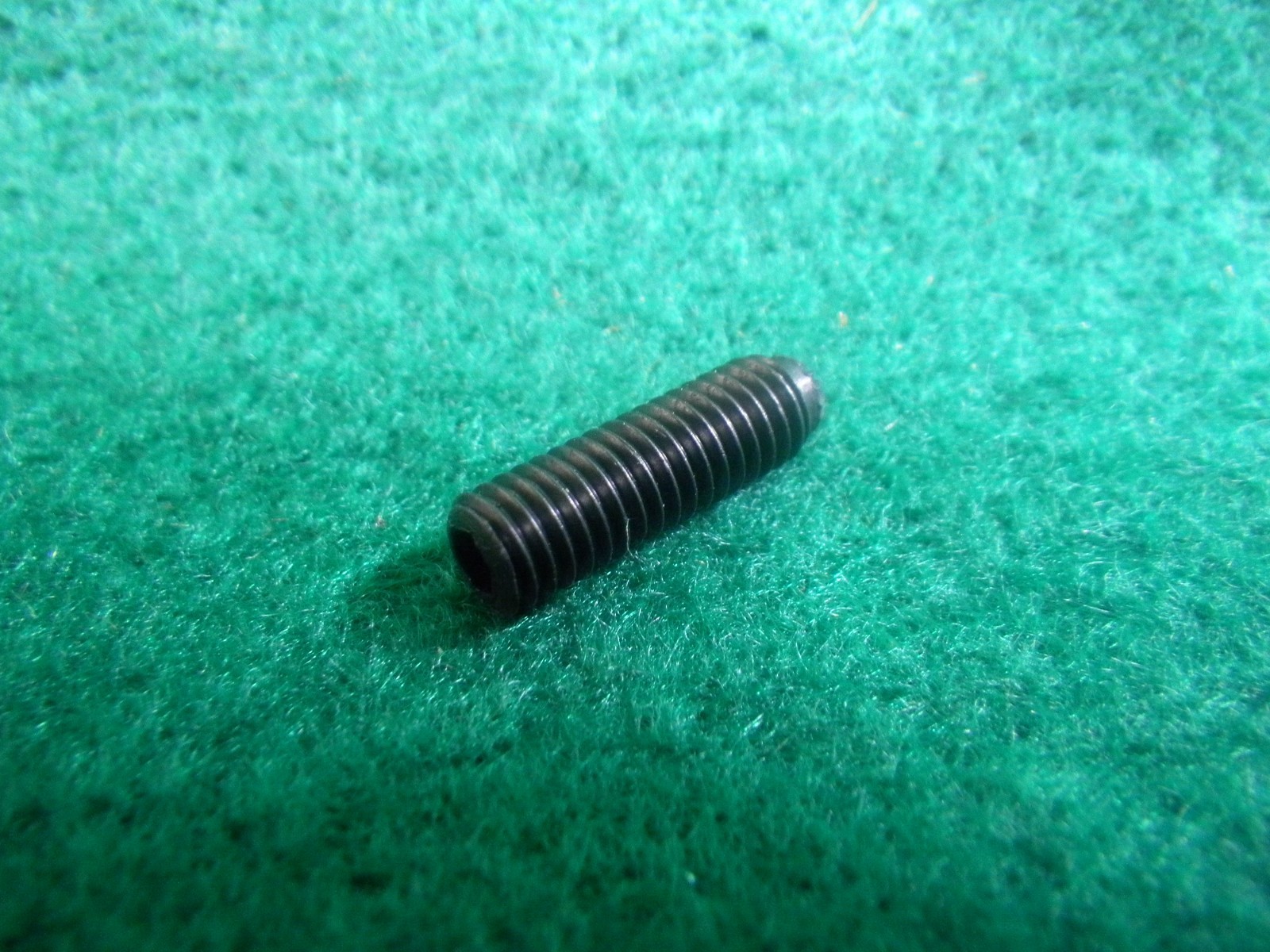 Lot of (100) 10-32 x 5/8″ Socket Set Screws Knurled Cup Point Black