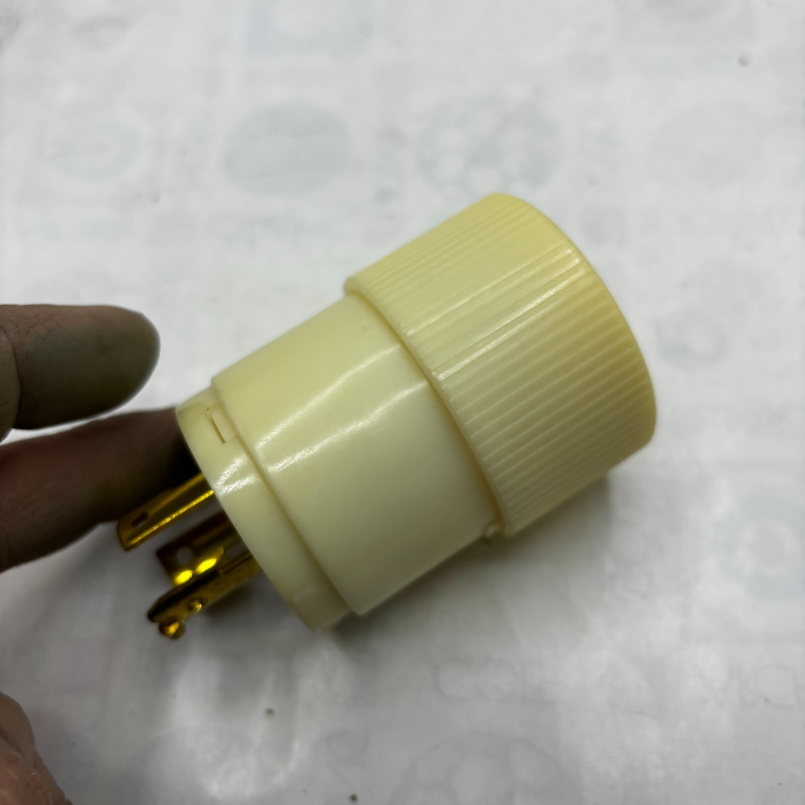 BRYANT 9965 WHITE NYLON LOCKING PLUG 20AMP 125/250VAC 3 POLE 3 WIRE QTY:1🔔